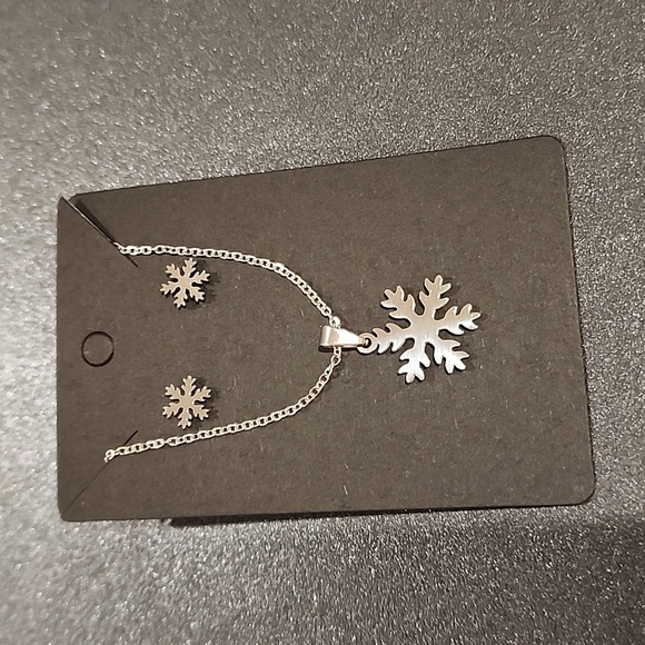 Jewelry - Snowflake necklace and earrings set